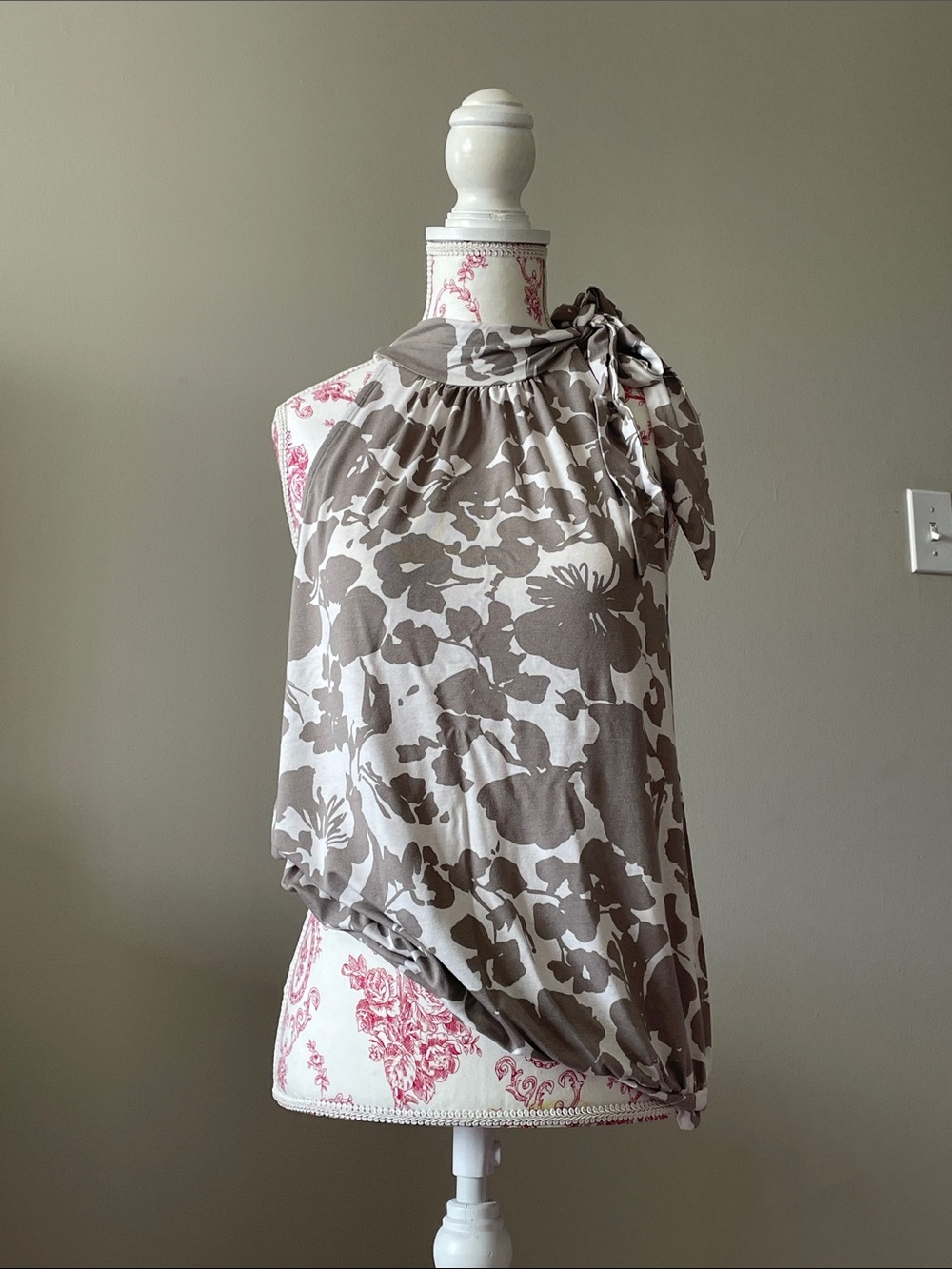 Camaíeu Y2K Neutral Floral Tie-Neck Sleeveless Top with Banded Bottom